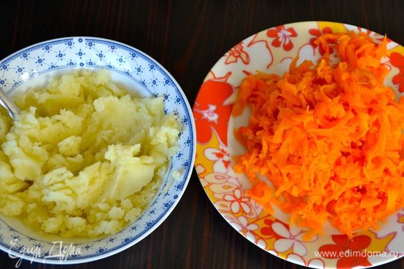Между тем размять картошку, а морковь натереть на терке.