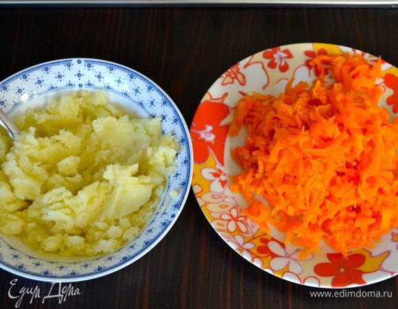 Между тем размять картошку, а морковь натереть на терке.