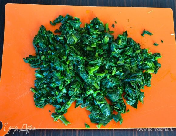 Шпинат порубить.