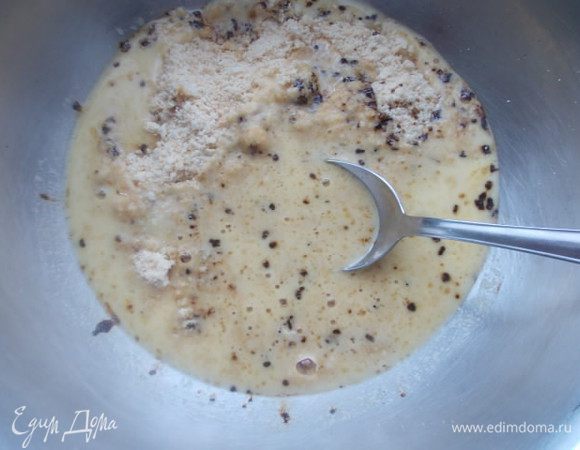 Сливочное масло растопить, добавить ложку кофе и вылить в предварительно измельченное печенье. Его можно измельчить в блендере или ступке. Перемешать до однородности.