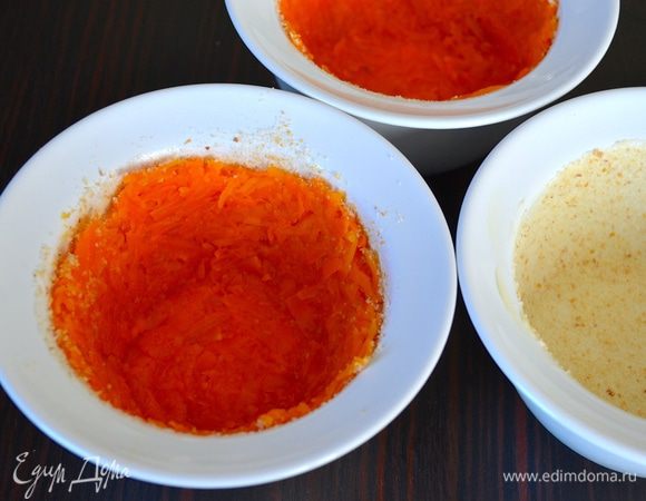 Выложить в формочки морковь и распределить слоем по всей внутренней поверхности.