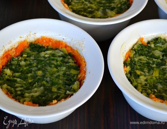 Заполнить картофельно-шпинатной смесью. Как следует уплотнить.