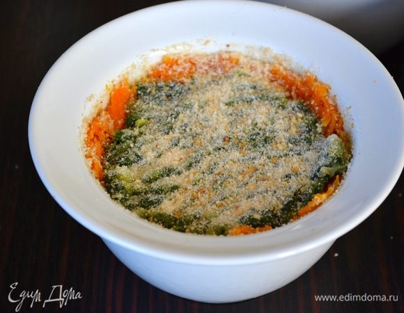 Верх присыпать панировочными сухариками.