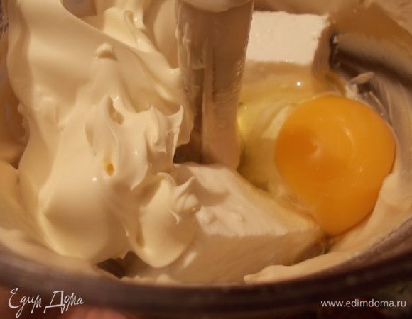 Затем добавляем сливки и яйца, у меня домашние сливки, очень густые. Можно заменить на сметану. Продолжаем взбивать.
