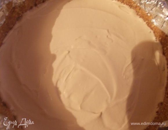 Выливаем творожную массу в корж, разравниваем и отправляем в разогретую духовку 160-165 С на 1 час. 