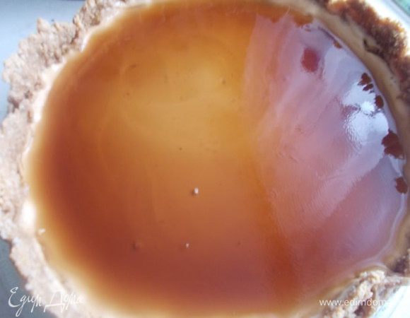 Желатин залить небольшим кол-вом воды, дать набухнуть. Сварить кофе, добавить сахар и растворить в нем желатин. Немного остудить,но не сильно,чтобы кофе у вас не застыло в чашке.Вылить на остывший корж и поставить в холодильник до полного застывания.