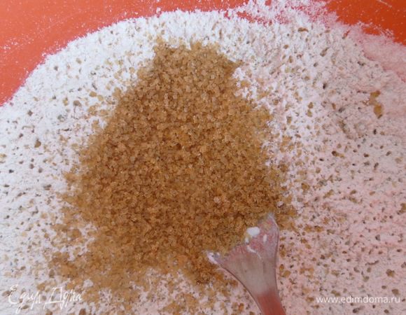 Смешиваем все сыпучие ингредиенты. Просеянную муку, разрыхлитель, соль, сахар. Вместо какао у меня, благородный кэроб, добавляем его в миску.