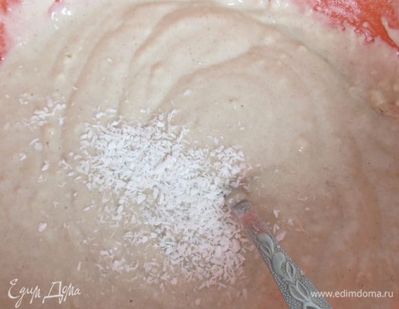 Добавляем жидкую составляющую. Воду и масло. Я еще добавила кокосовую стружку. От этого рецепт только выиграл :) 