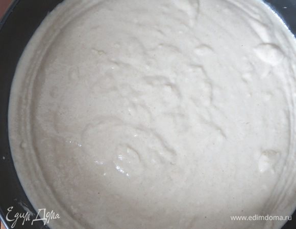 Хорошо всё перемешиваем, долго месить не стоит. Выливаем в смазанную маслом, форму.