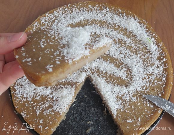 Ставим в хорошо разогретую духовку на 180-200 градусов. Выпекать 40-60 минут, до сухой зубочистки :) Через 30 минут выпекания можете накрыть пирог фольгой, чтобы верх не сильно подрумянился. Пирог пропечется хорошо и остается влажным. Из формы легко выскакивает. Украсить по желанию. Сын ест со сметаной. Муж с домашним вареньем. Очень вкусно! Приятного аппетита!