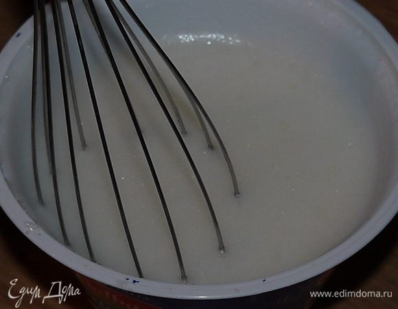 Заварить растворимый кофе с 50 грамм сахарного песка, проварить его до  закипания, чтобы растворился сахарный песок и добавить в конце ликёр. Готовый кофе оставить остужаться.
Желтки взбить миксером с сахаром до полного растворения сахарного песка, добавлять по ложке маскропоне, не переставая взбивать.