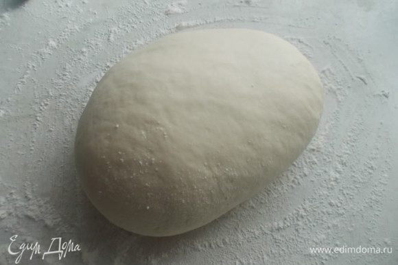 Замешиваем простое тесто. Сначала добавляем 500 гр муки, а затем постепенно подсыпаем по надобности остальную. Оставляем немного полежать, накрыв полотенечком или пленкой, чтобы не подсохло.