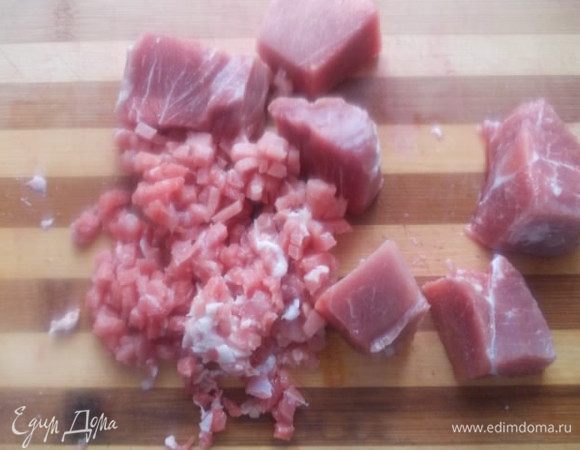 Мясо сечем острым ножом. Можно использовать мясорубку.
