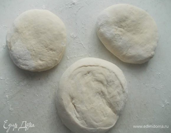 Делим тесто на три части.