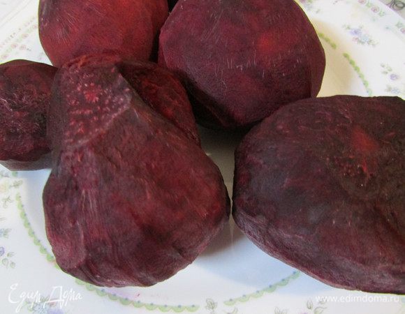 Свеклу вымыть и очистить. 