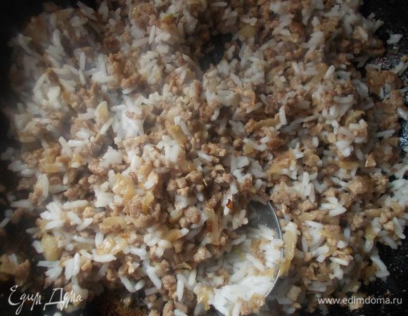 Лук мелко режем и обжариваем до прозрачности в масле,затем добавляем рубленное мясо (фарш) и тушим до легкой золотинки. Отдельно варим немного риса, в готовом виде мне понадобилось 6 ст. л. Кто хочет сделать с тыквой, то к мясу нужно ее потереть на мелкой терке, вместо риса.