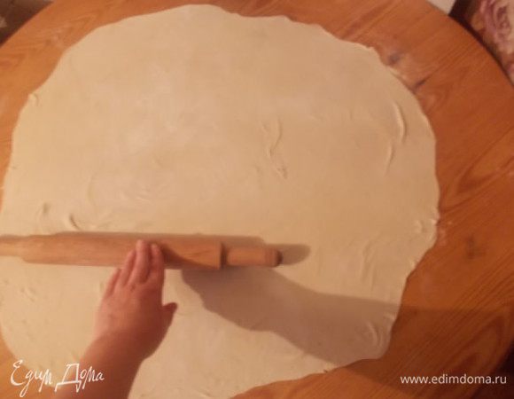 Раскатываем один пласт теста, максимально тоненько. Убираем в сторону,на соседний стол к примеру. Также раскатываем три пласта.