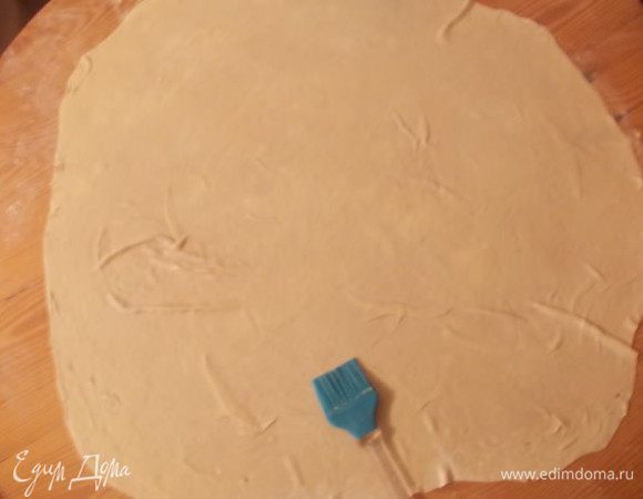 Затем смазываем лист, предварительно растопленным жиром, но не горячим уже, остывшим немного. 