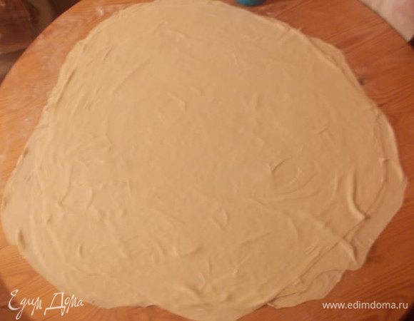 Укладываем сверху второй пласт теста, также смазываем жиром и третий пласт и тоже смазать.