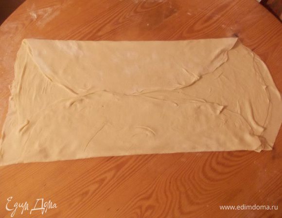 Края с двух сторон, складываем к серединке.