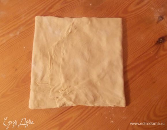 Затем противоположные краешки подтягиваем, чтобы у нас получился квадрат.