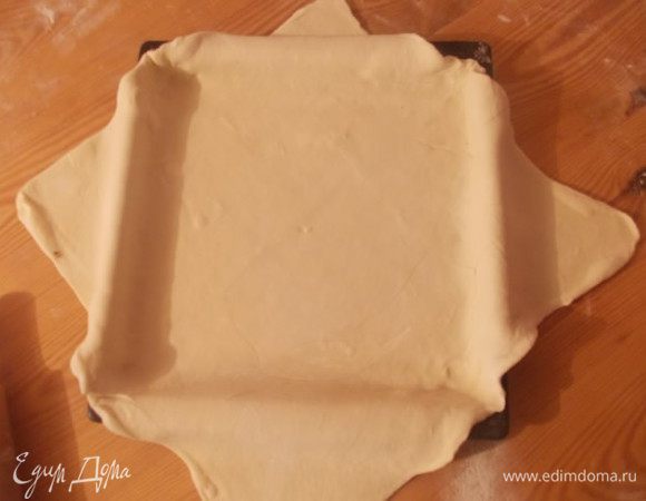 Противень нужно присыпать мукой, перекладываем конверт на противень и раскрываем его.