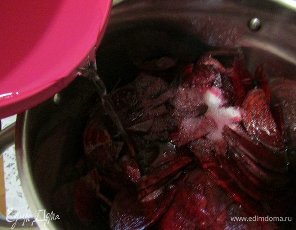 Свеклу уложить в подходящую емкость, добавить сахар. Влить 3 литра теплой кипяченой воды. Накрыть крышкой и оставить бродить при комнатной температуре.