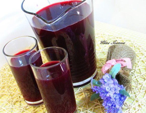 Через 7 дней квас будет готов. Когда буде выпит стаканчик-другой - снова долейте емкость водой доверху. Свекольный квас можно пить до тех пор, пока он не утратит цвет и вкус.
Приятного аппетита!