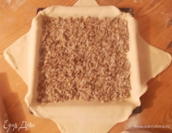 Выкладываем равномерно начинку.