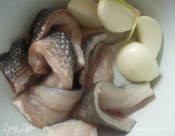 Взять филе белой рыбы или снять его самим. Я брала пеленгаса и судака, небольшого размера (у меня 600 гр.). Помолоть вместе с луком,чесноком и предварительно замоченной булочкой. Я замачивала в воде, можно в молоке, будет еще нежнее. Булочку брала маленькую (столичную).