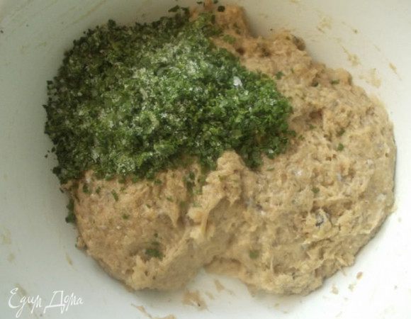 Замороженный шпинат смолоть в блендере в крошку. Добавить к рыбному фаршу. Посолить и поперчить.