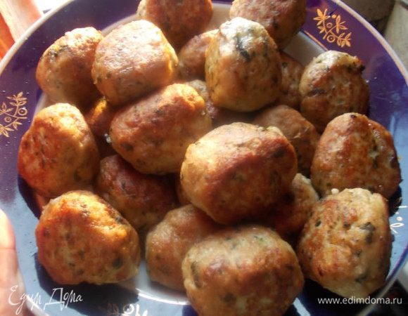 Формируем маленькие и круглые тефтельки и обжариваем со всех сторон, до золотистой корочки на разогретой сковороде с маслом.