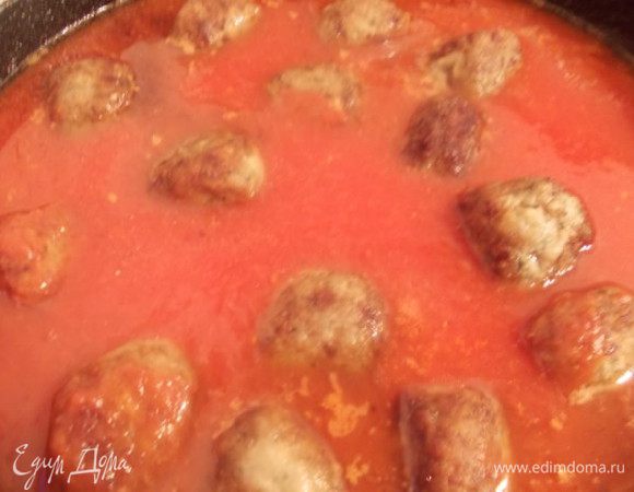 Отдельно тушим луковицу в сливочном масле до мягкости и вливаем томат или томатный сок. Доводим до кипения, солим и перчим. Отправляем наши тефтельки в соус и тушим под крышкой еще минут 10.