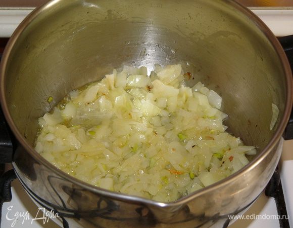 Среднюю луковицу мелко порезать и обжарить ее в кастрюле на оливковом масле. Я люблю масла смешивать, поэтому добавляю еще 1 ст. л. сливочного масла. 