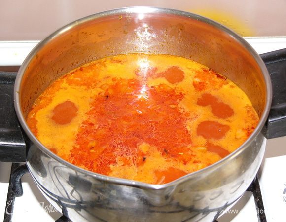 Вливаем в кастрюлю 800 мл кипятка.