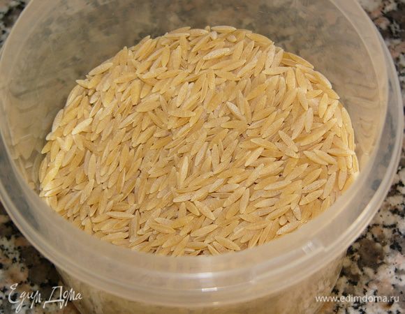 Добавляем в суп полстакана мелких макарон. Пойдут паутинки, звездочки или вот такие, как у меня, похожие на рисинки. Варим макароны 5-7 минут.