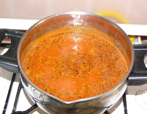 Добавляем в суп соль, черный или смесь перцев, сухую мяту или ваши любимые травы для супов. В данном случае они как нельзя лучше украсят суп и придадут ему аромат. А теперь попробуйте. Если ЭТО все еще напоминает вам только красную соленую воду, а не суп, стоит добавить еще томатной пасты. 