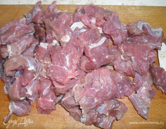 Мясо вымыть, высушить бумажным полотенцем и нарезать поперек волокон кусочками.