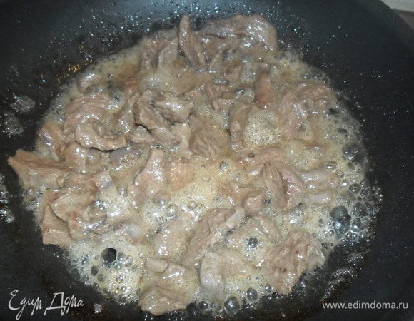 Обжарить на разогретой сковороде с добавление растительного масла.