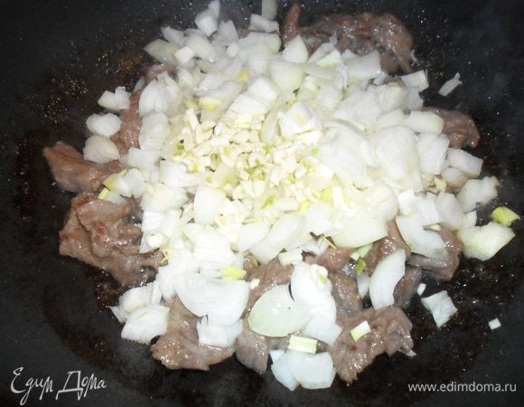 Добавить нарезанный лук и чеснок. 