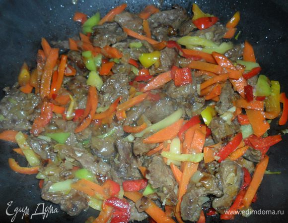 Добавить нарезанный соломкой сладкий перец.