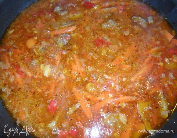 Добавляем приправы и вливаем 2 стакана бульона. Тушим на минимальном огне  до готовности мяса, периодически помешивая.  Приятного аппетита!