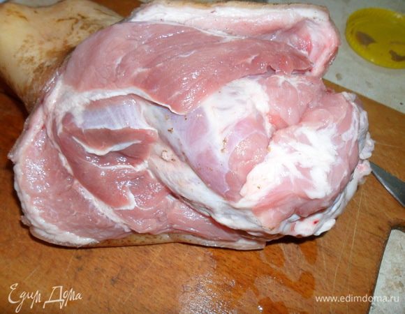 За день до того как будете готовить, рульку вымыть и обсушить бумажным полотенцем.