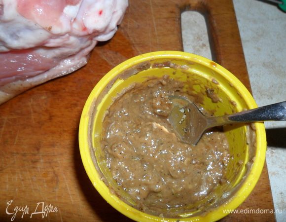 Смешать горчицу, соус, чеснок через пресс, и перец, а вот солить рульку пока не надо. 