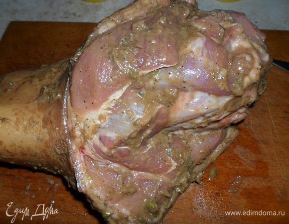 Намазать этой смесью рульку и хорошо втереть, как бы сделать массаж. Завернуть в пленку или кулек и отправить в холодильник на весь день. Перед сном достать и оставить при комнатной температуре на всю ночь. 