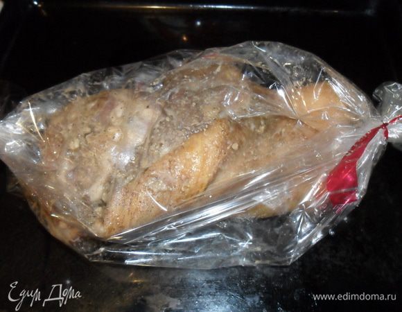 Утром достать рульку с кулька и вот теперь посолить. Поставить в рукав, это для того чтоб она не пересыхала. Духовку включаем на 65-70 С и отправляем туда рульку на 8 часов. Пусть томится. Долго, но Вы отправили и забыли, занимайтесь себе своими делами. 