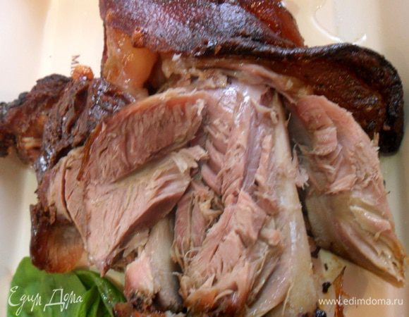 А так как у меня в этот раз попросили зажарить, то я ее смазала смесью меда и  абрикосового джема и отправила на 20 минут под гриль. 
Угощайтесь!!! Приятного аппетита!!! 