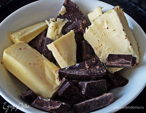 Шоколад (у меня 50%) поломать произвольно и поставить на водяную баню вместе с маслом.