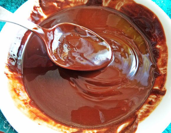 Когда шоколад станет мягким, перемешать до однородности.