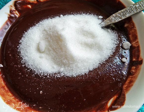 Всыпаем сахар. Сахара в оригинале нужно 140 гр, но я уменьшила почти на треть, а Вы решайте сами.